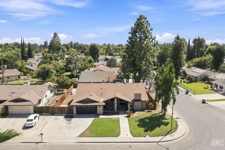 Property Photo:  6805 Saddleback Drive  CA 93309 
