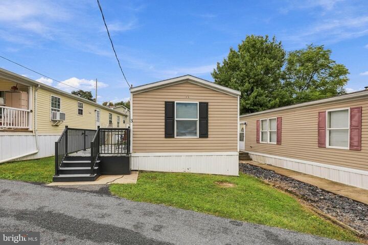 Property Photo:  3 Pleasant Hill Avenue  PA 17501 