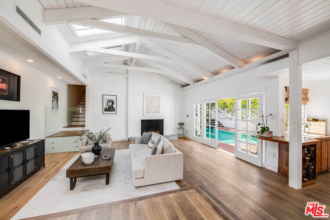 Property Photo:  9828 Easton Dr  CA 90210 