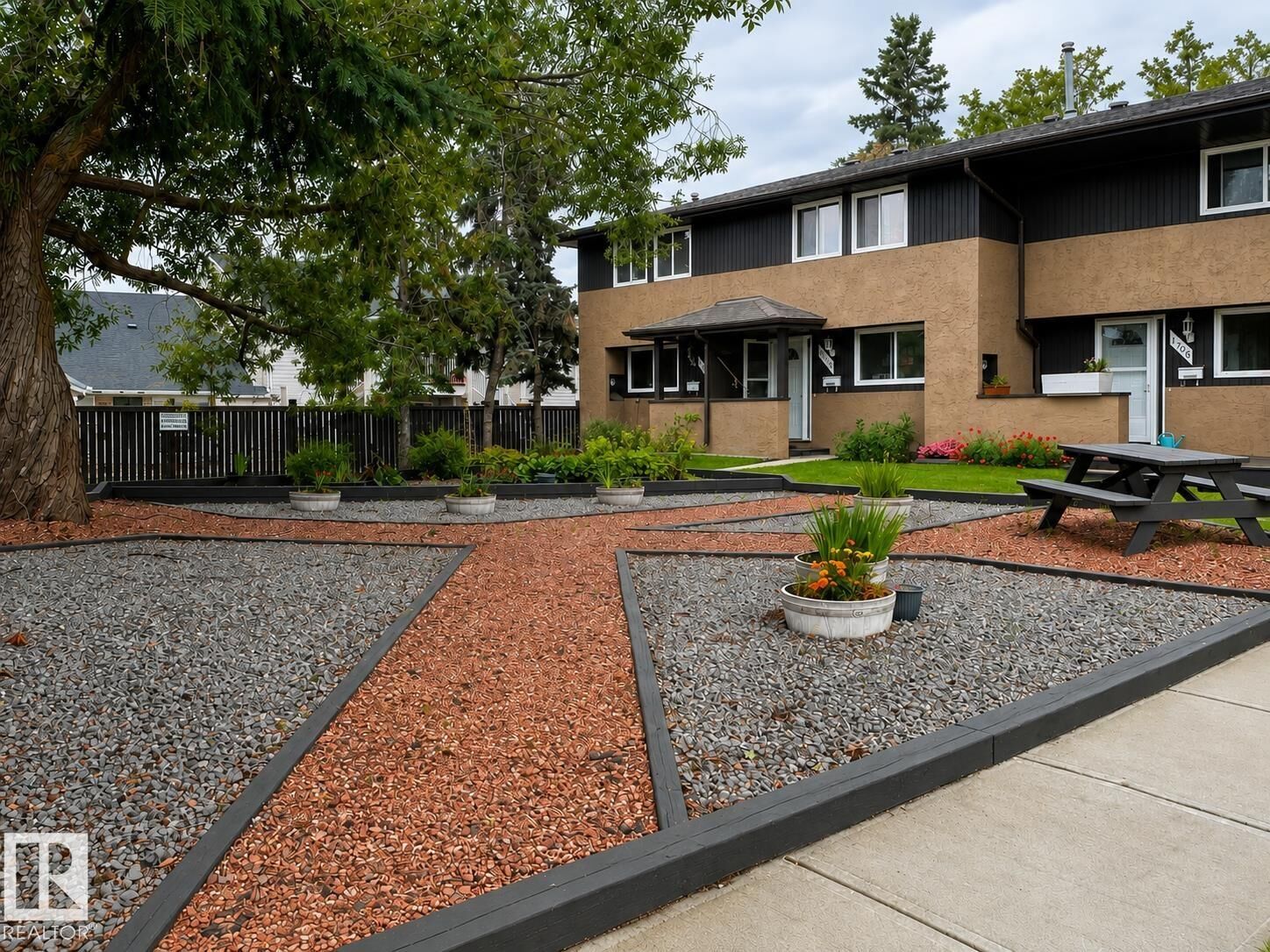 Property Photo:  1704 37 Street NW  AB T6L 2R7 