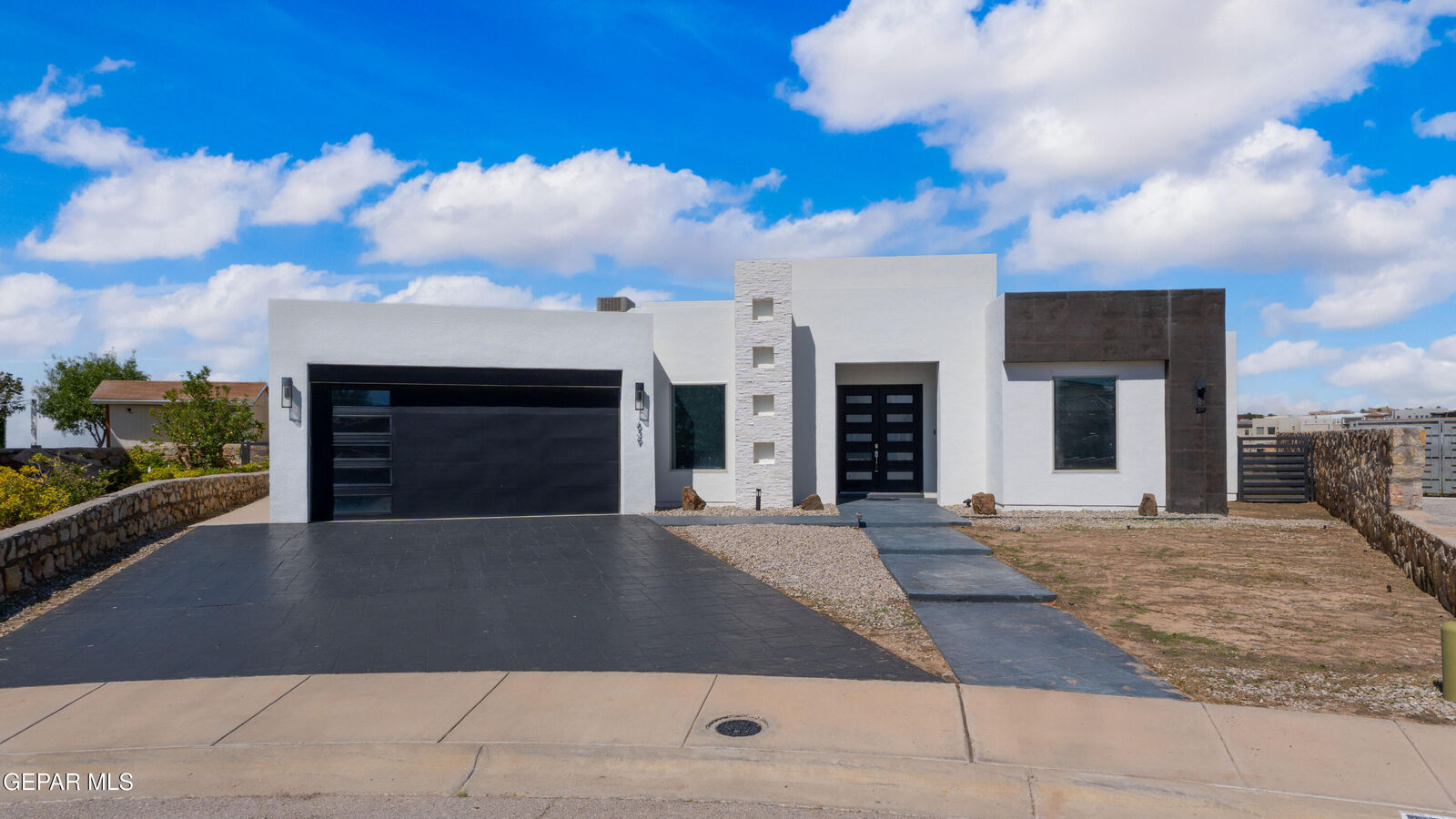 Property Photo: 639 Port Royal Place TX 79928