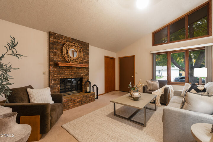 Property Photo:  1615 Omaha Drive  ND 58504 