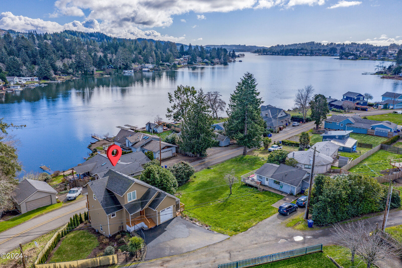 Property Photo: 5300 NE 49th Street OR 97364