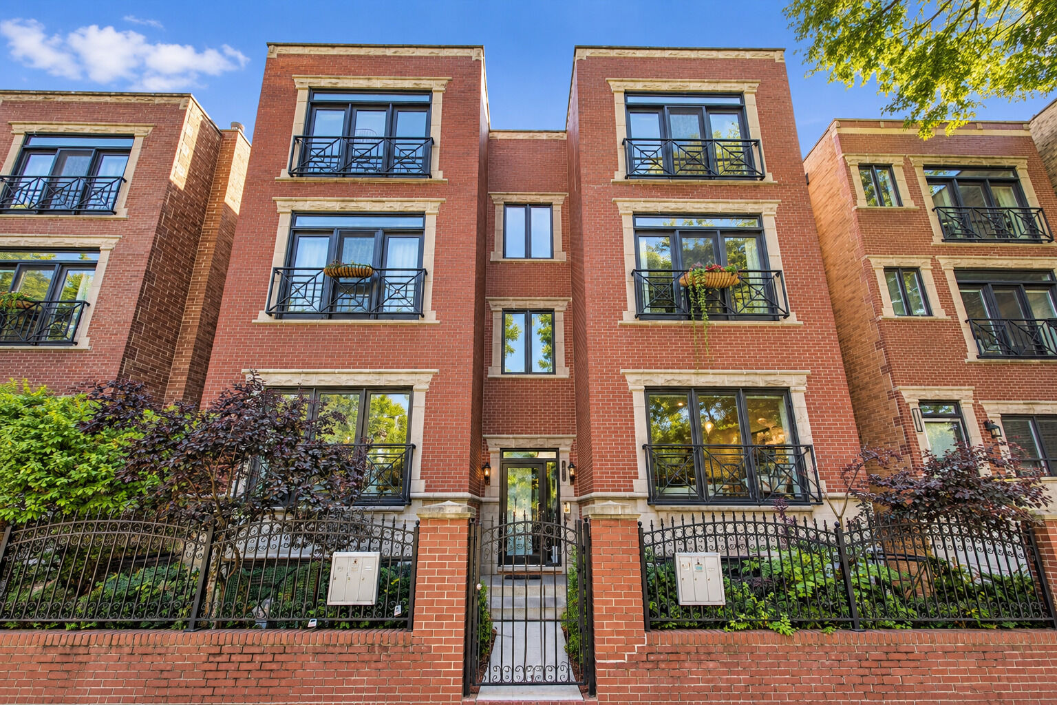Property Photo: 2717 N Wilton Avenue 3S IL 60614