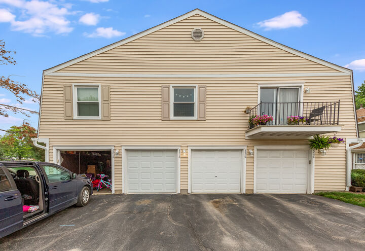 Property Photo: 2212 Cardinal Court IL 60194