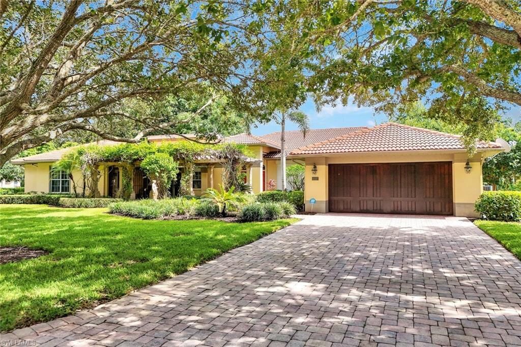 Property Photo: 8840 Mariposa Ct FL 34113