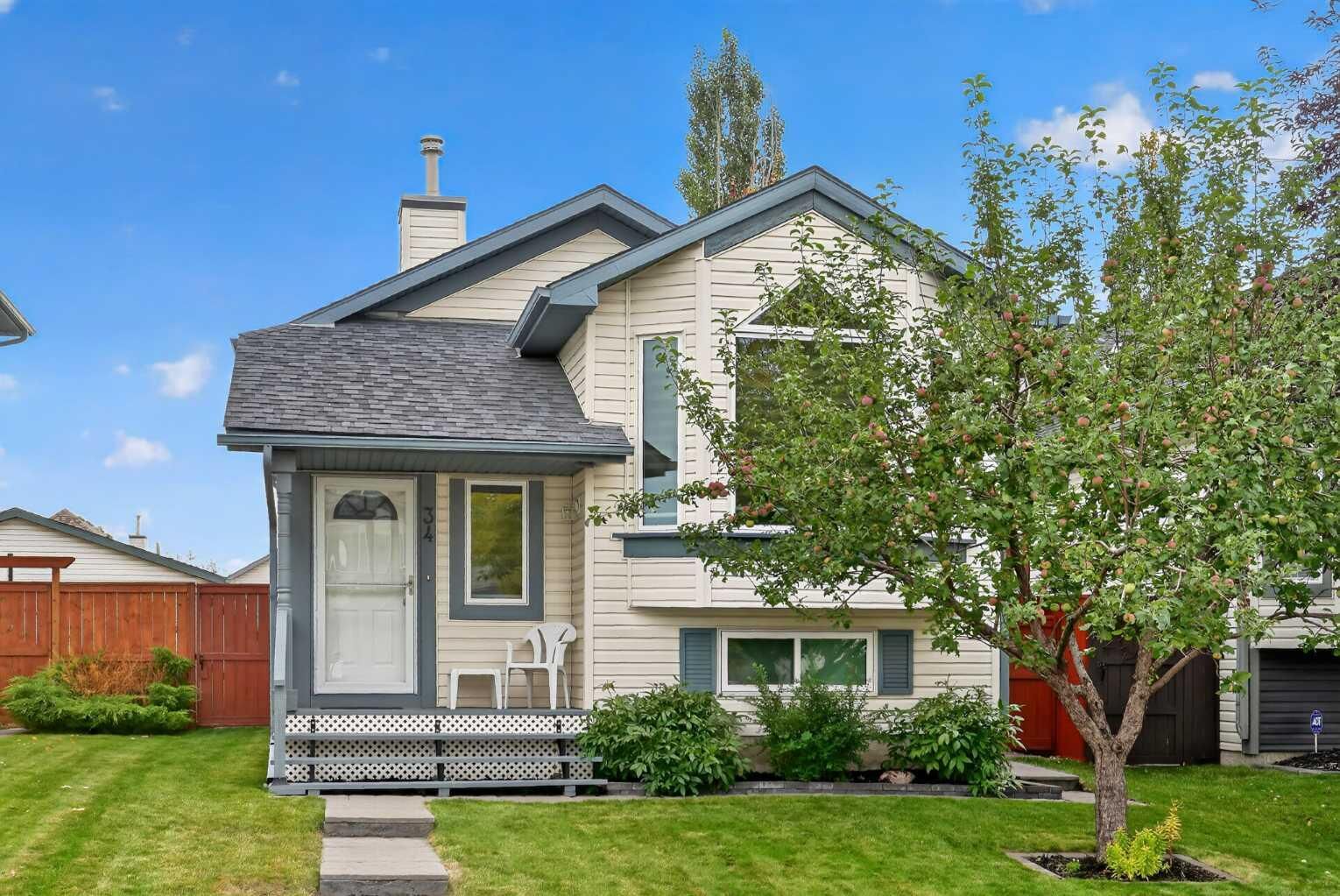 Property Photo:  34 Mt Aberdeen Link SE  AB T2Z 3N6 