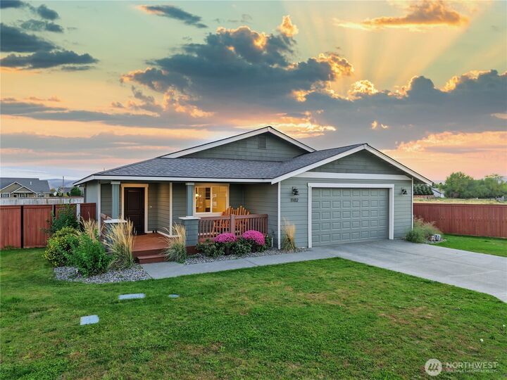 Property Photo:  1102 E Twilight Ln  WA 98926 