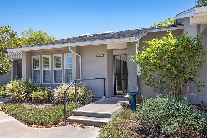 Property Photo:  8933 Yolo 1307-B  CA 92646 