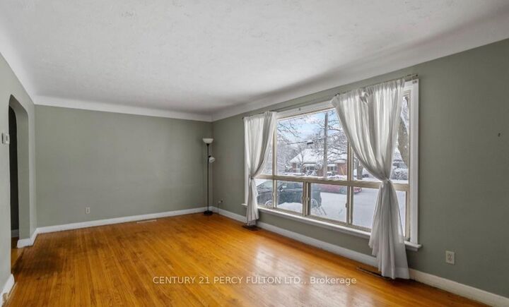 Property Photo:  711 Victoria Street  ON N5Y 4C5 