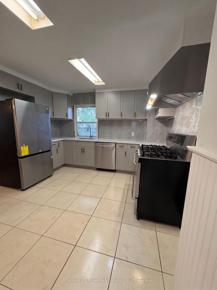 Property Photo:  961 Ninth Street  ON L5E 1S2 
