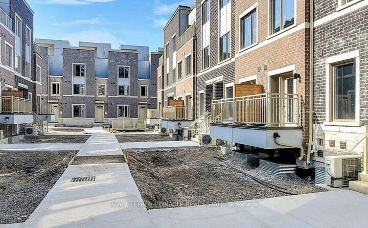 Property Photo:  151 Honeycrisp Crescent Th177  ON L4K 0N6 