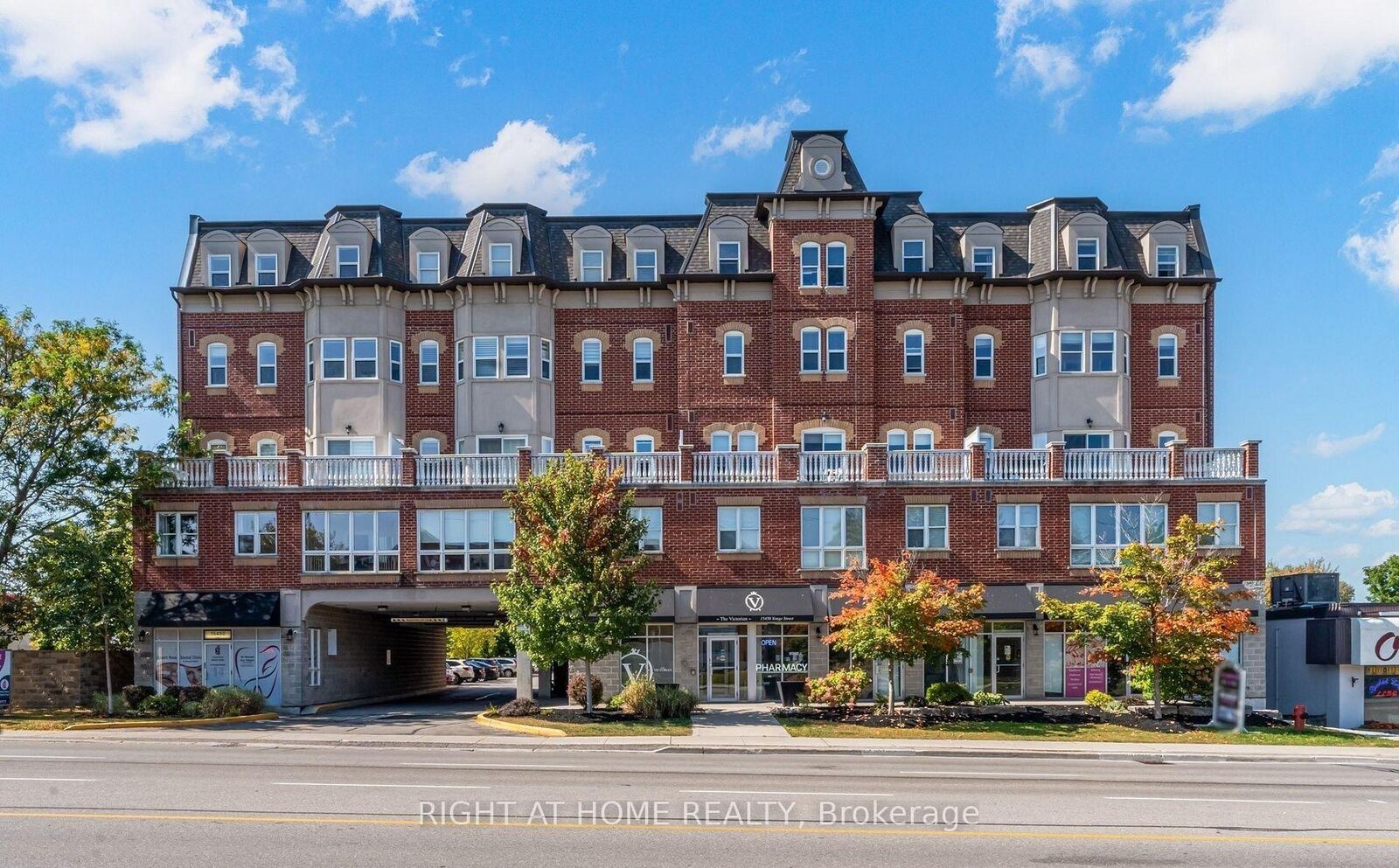 Property Photo:  15450 Yonge Street 202  ON L4G 0K1 