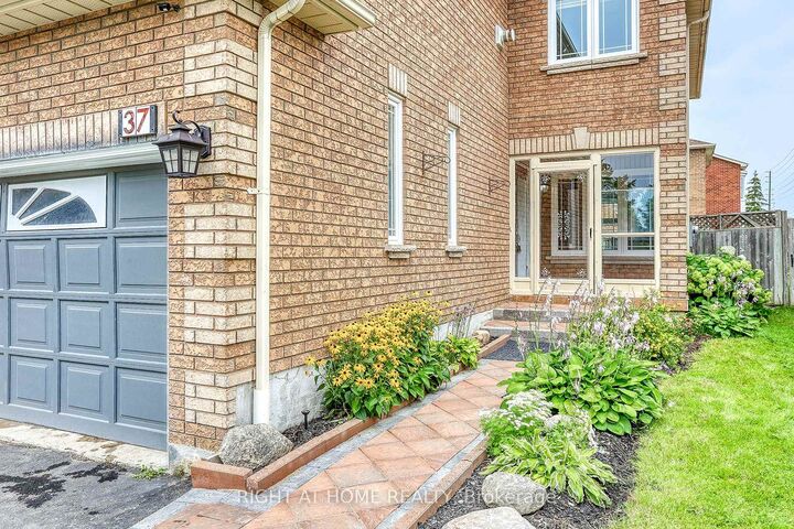 Photo de la propriété: 37 Brockman Crescent Upper ON L1T 4B3