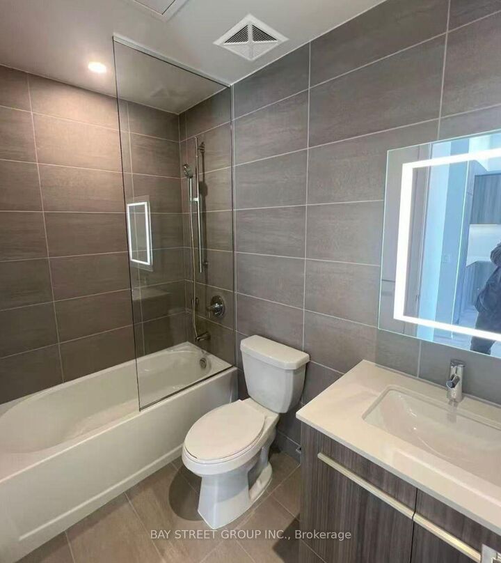 Property Photo:  8 Cumberland Street 4605  ON M4W 0B6 