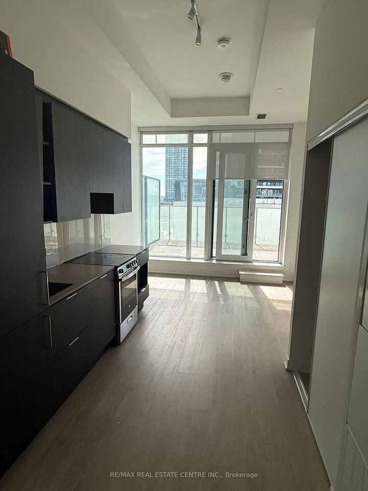 Property Photo:  3900 Confederation Parkway 605  ON L5B 0M3 