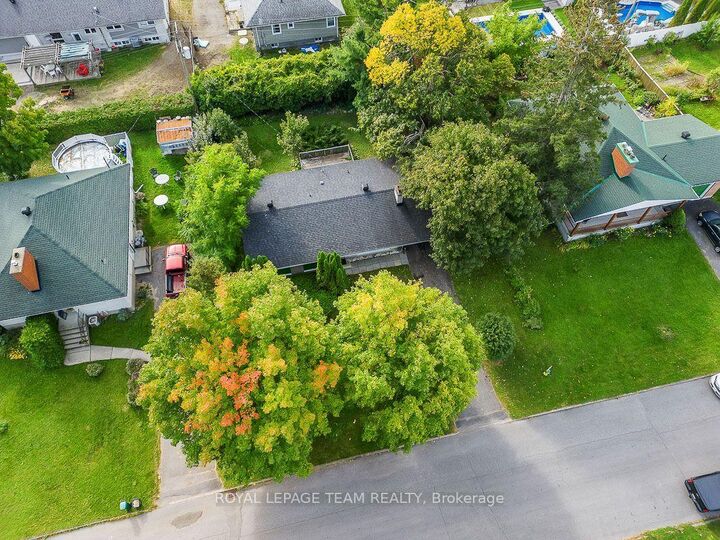 Property Photo:  12 Kesler Avenue  ON K2E 5Z1 