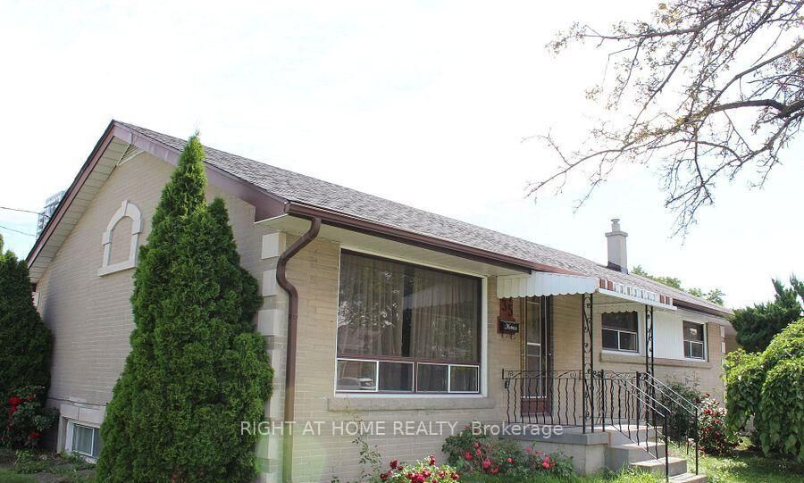Property Photo:  35 Warnica Avenue  ON M8Z 1Z5 