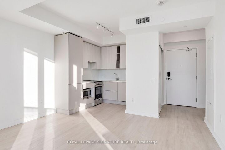 Property Photo:  3900 Confederation Parkway 610  ON L5B 0M3 