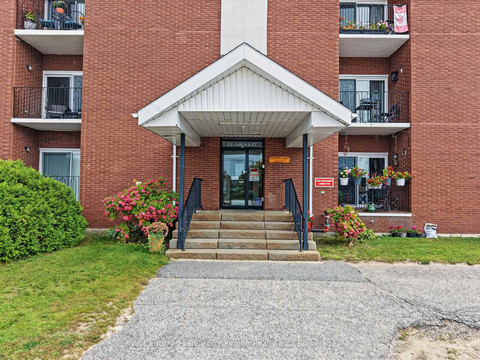 Property Photo:  122 Giroux Street 401  ON P1B 7Y7 