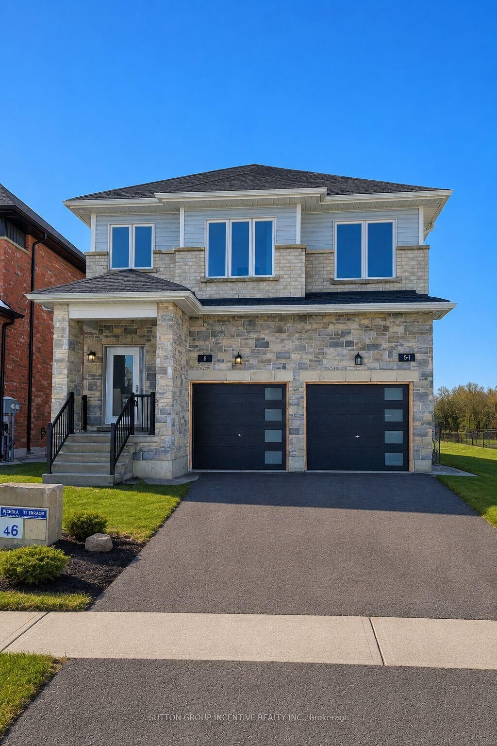 Property Photo:  5 Ranch Terrace 2  ON L9J 0Y3 