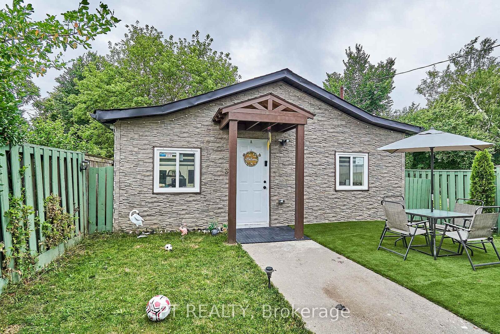 Property Photo:  15 Knights Road  ON L1H 4M5 
