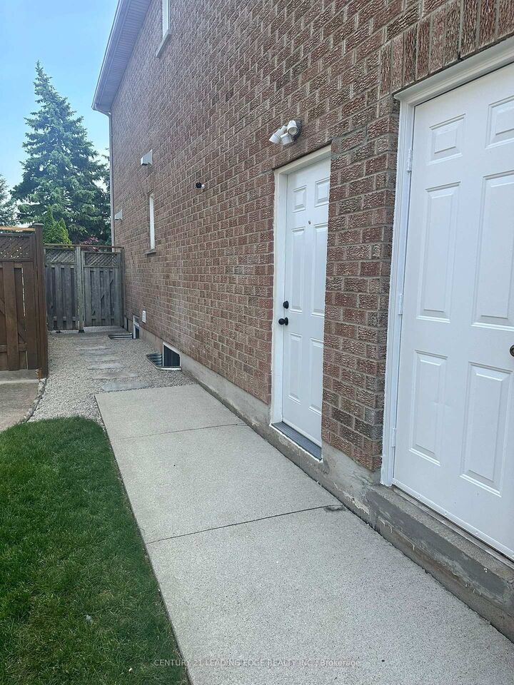 Property Photo:  2026 Laurelcrest Place  ON L6M 3T7 