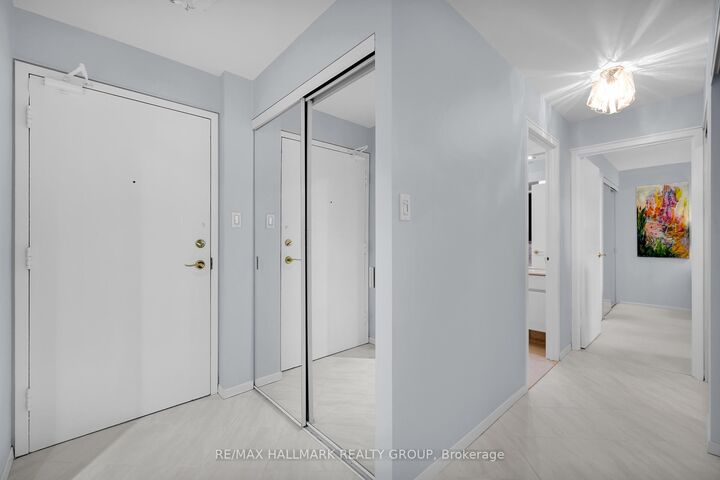 Property Photo:  151 Bay Street 810  ON K1R 7T2 