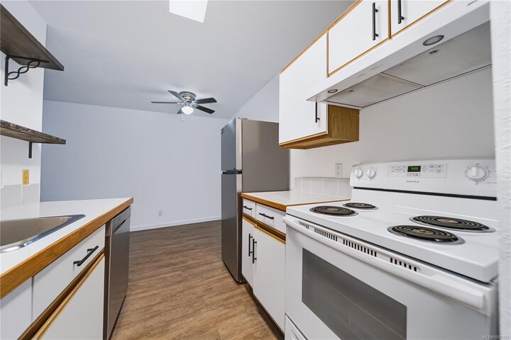 Property Photo:  1600 Dufferin Cres #202  BC V9S 5N2 