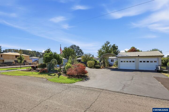 Property Photo:  820 Kees St  OR 97355 