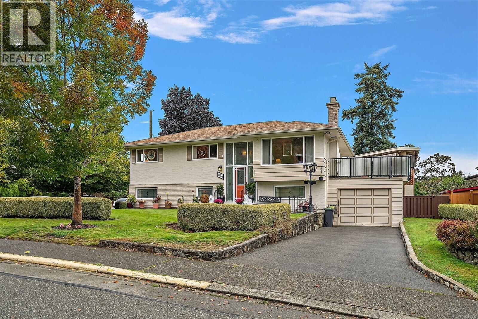 Property Photo: 844 Rockheights Avenue BC V9A 6J6