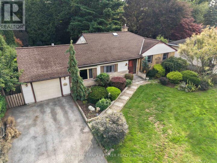 Property Photo:  423 Pinetree Drive  ON N6H 3M9 