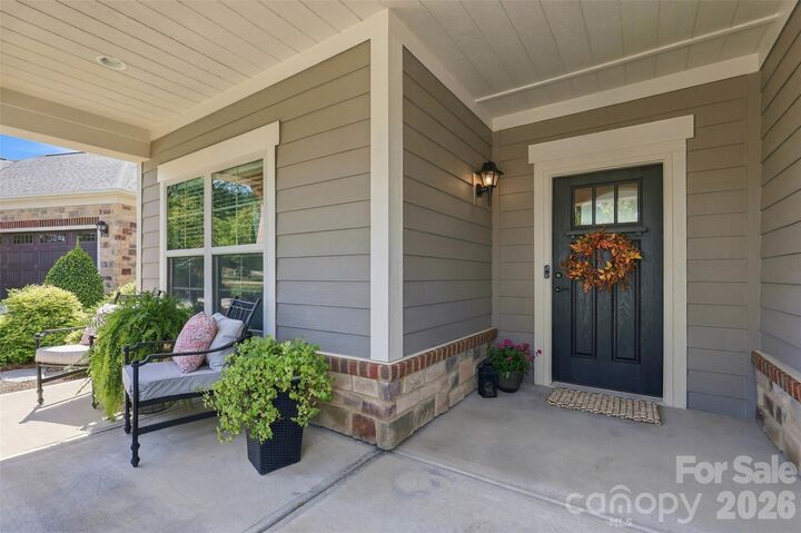 Property Photo:  2213 Lincolnshire Lane  NC 28173 