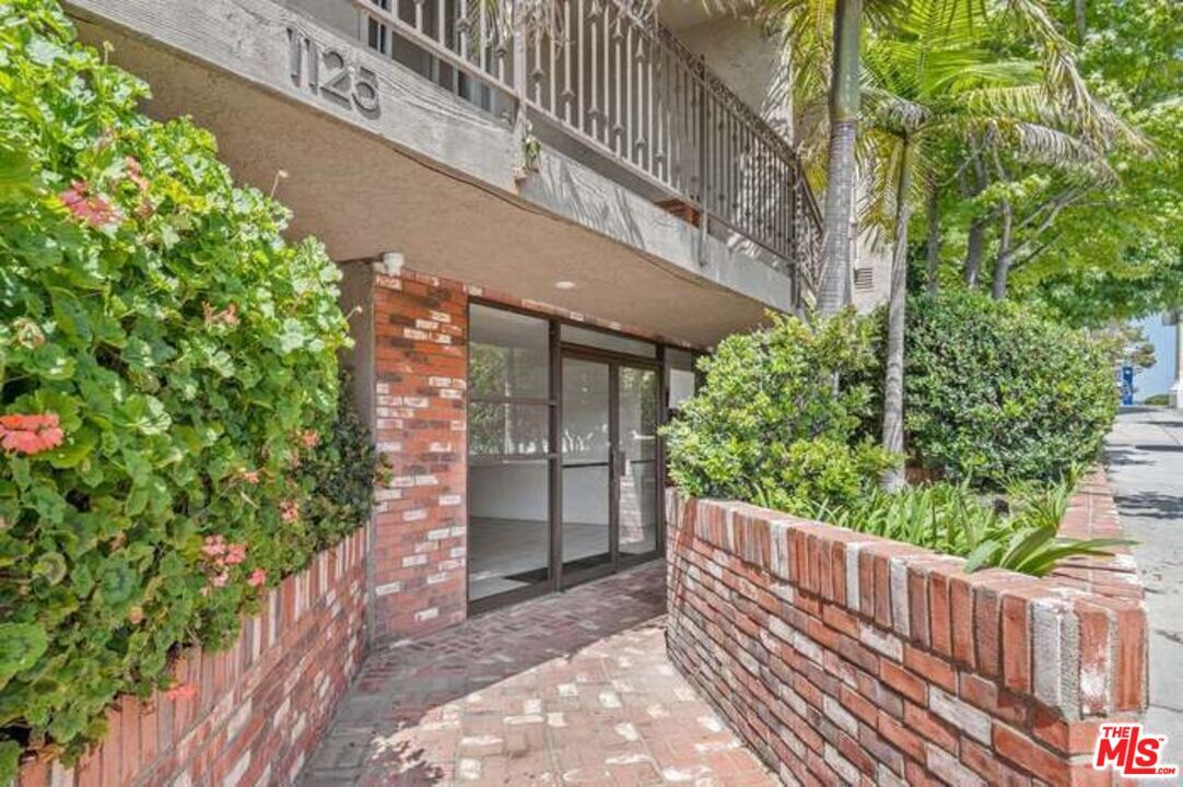 Property Photo: 1125 Pico Blvd, Unit 102 CA 90405