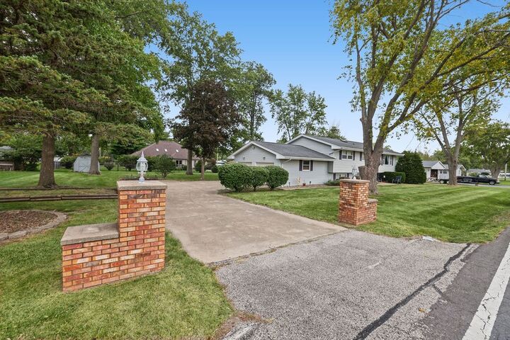 Property Photo: 106 E Hillshire Road IL 62521