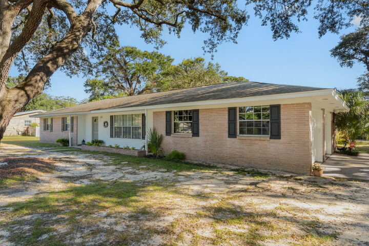 Property Photo: 119 Jamestown Avenue FL 32547
