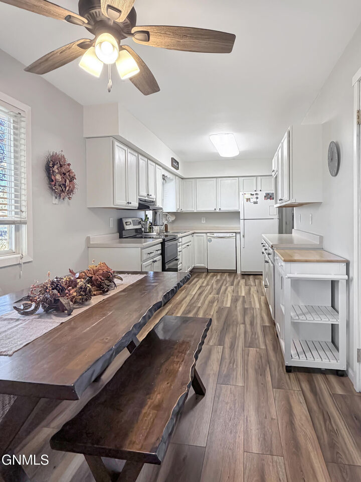 Property Photo:  160 2nd Avenue N  ND 58421 