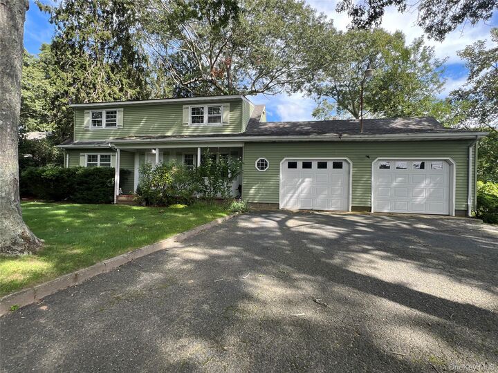 Property Photo:  8 Daly Drive  NY 11901 