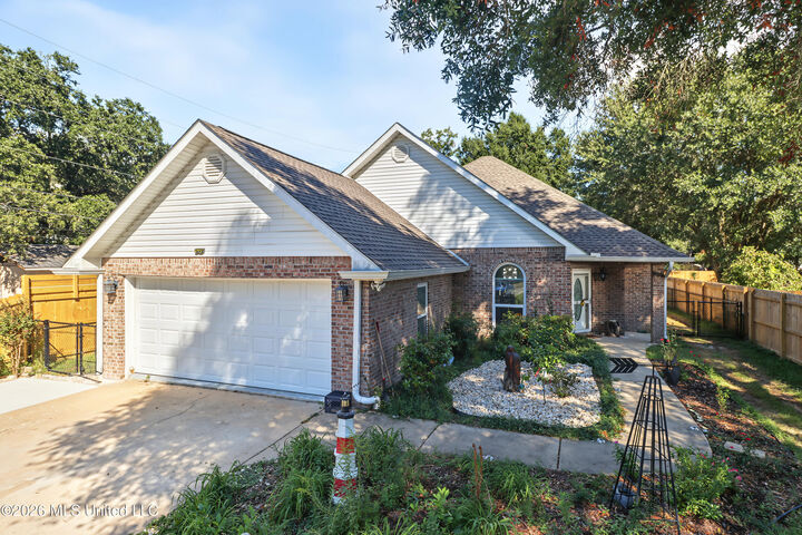 Property Photo:  638 Oakleigh Avenue  MS 39507 