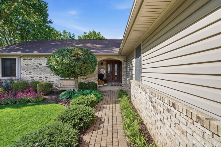 Property Photo:  29369 Hampton Court  MI 48165 