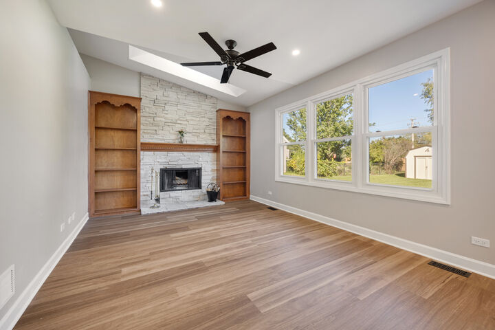 Property Photo: 225 Farmhill Drive IL 60102