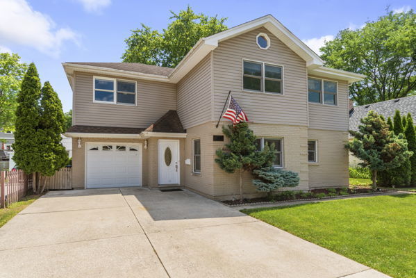 Property Photo: 641 8th Avenue IL 60525
