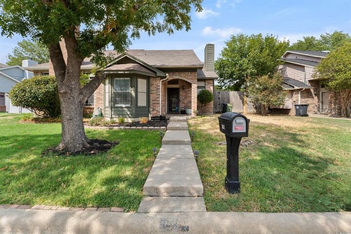 Property Photo: 831 Valleybrooke Drive TX 76001