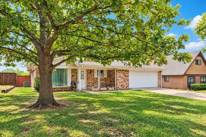 Property Photo:  1109 S Valentine Drive  TX 75090 
