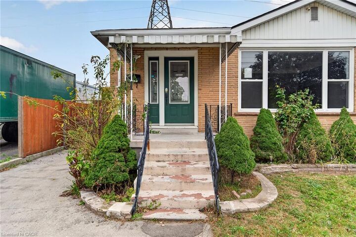 Property Photo:  11 Selkirk Avenue  ON L8H 5L6 