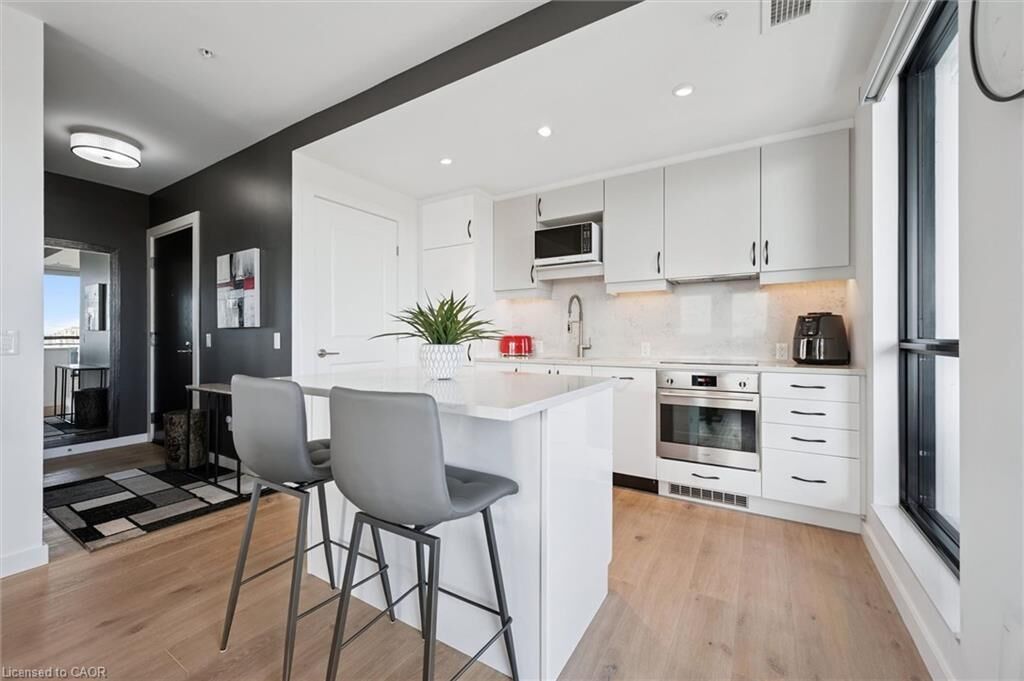 Property Photo:  181 King Street S 1714  ON N2J 0E7 