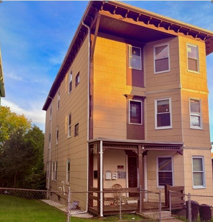 Property Photo:  11 Glenwood St  MA 01610 
