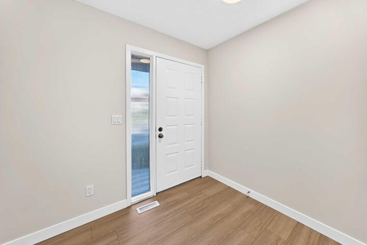 Property Photo:  18 Dalhousie Crescent NW  AB T3A 2H8 