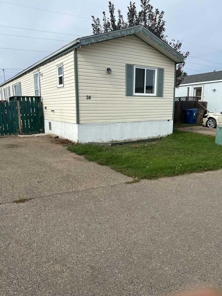 Property Photo:  28 Maple Drive W  AB T1R 1H8 
