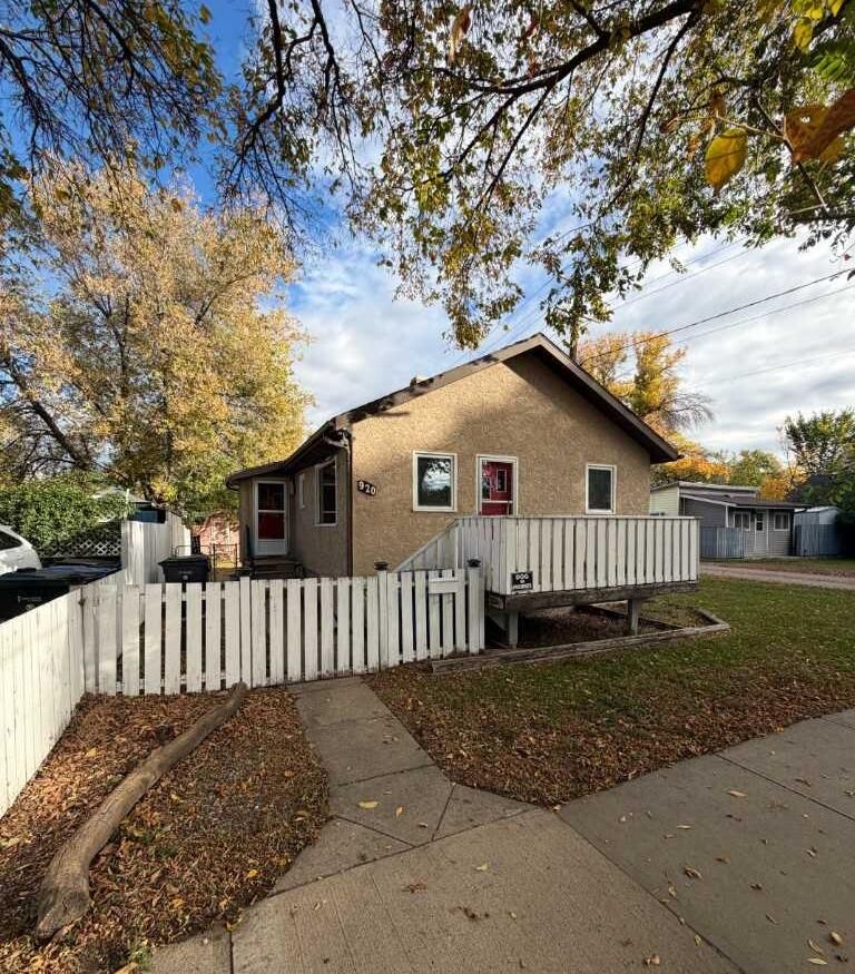 Property Photo:  920 Yuill Street SE  AB T1A 0Y8 